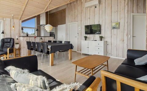 Jonna - 700M from the Sea: Madera, Techo, Piso, Diseño De Interiores, Casa, Suelo, Mueble, Madera Dura, Suelos De Madera, Sala