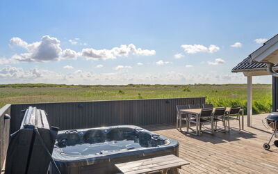Jonna - 700M from the Sea