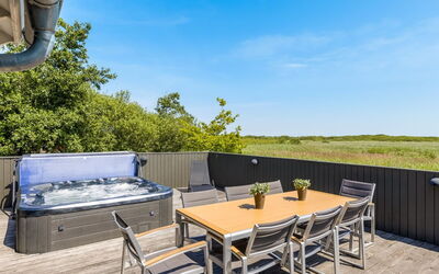 Jonna - 700M from the Sea