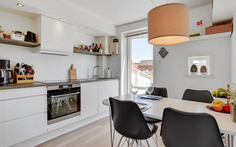 Gerharde - 2.3Km from the Sea: Mueble, Diseño De Interiores, Cocina, Mostrador, Piso, Madera, Techo, Lámpara, Suelo, Habitación