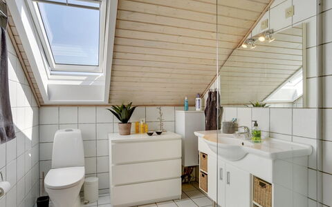 Gerharde - 2.3Km from the Sea: Arreglo De Tubería, Diseño De Interiores, Lavabo, Piso, Lavabo Del Baño, Mueble De Baño, Suelo, Grifo, Techo, Baño