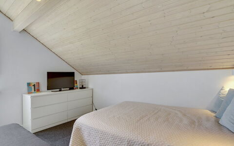 Gerharde - 2.3Km from the Sea: Diseño De Interiores, Piso, Techo, Madera, Habitación, Suelo, Cama, Mueble, Encendiendo, Ático