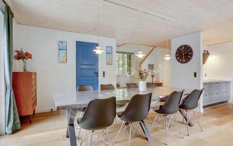 Emmeli - 1.2Km from the Sea: Mueble, Madera, Diseño De Interiores, Piso, Techo, Mesa, Cocina Y Comedor Mesa, Silla, Suelo, Comedor