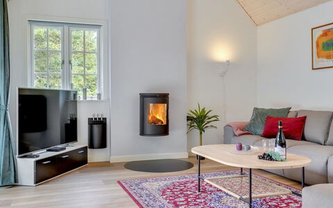 Emmeli - 1.2Km from the Sea: Piso, Suelo, Diseño De Interiores, Mueble, Suelos De Madera, Estufa De Leña, Habitación, Sala, Hogar, Manchas De Madera