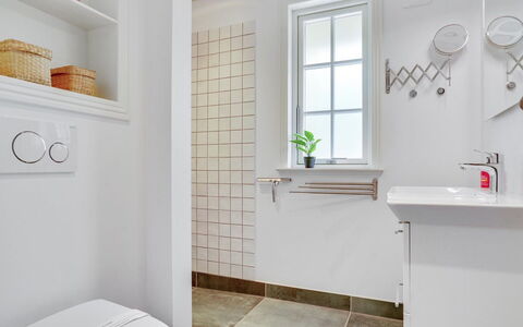 Emmeli - 1.2Km from the Sea: Baño, Piso, Arreglo De Tubería, Pared, Diseño De Interiores, Suelo, Baño, Plomería, Techo, Grifo