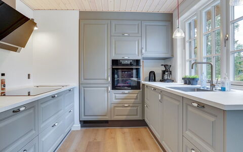 Emmeli - 1.2Km from the Sea: Cocina, Gabinetes, Madera, Diseño De Interiores, Piso, Mostrador, Cajón, Aparato De Cocina, Techo, Suelo
