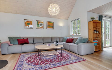 Emmeli - 1.2Km from the Sea: Piso, Madera, Suelo, Diseño De Interiores, Sofá, Sala, Suelos De Madera, Mueble, Casa