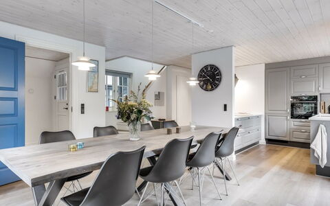 Emmeli - 1.2Km from the Sea: Madera, Techo, Diseño De Interiores, Mueble, Piso, Cocina Y Comedor Mesa, Lámpara, Silla, Comedor