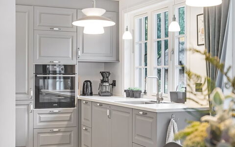Emmeli - 1.2Km from the Sea: Cocina, Gabinetes, Mueble, Diseño De Interiores, Piso, Aparato De Cocina, Mostrador, Techo, Cajón, Lámpara