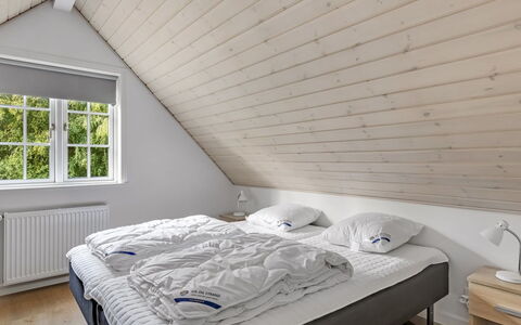Emmeli - 1.2Km from the Sea: Madera, Habitación, Cama, Piso, Suelo, Techo, Diseño De Interiores, Casa, Lecho, Marco De La Cama