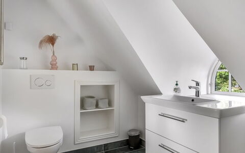 Emmeli - 1.2Km from the Sea: Lavabo Del Baño, Arreglo De Tubería, Baño, Lavabo, Mueble De Baño, Grifo, Suelo, Piso, Diseño De Interiores, Plomería