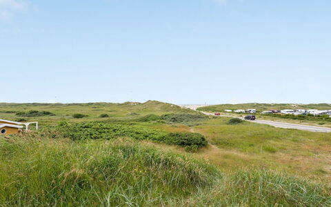 Elara - 200M from the Sea: Arbusto, Diseño Urbano, Cobertura Del Suelo, Ladrillo, Departamento, Inmuebles, Enladrillado, Balcón, Paisajismo