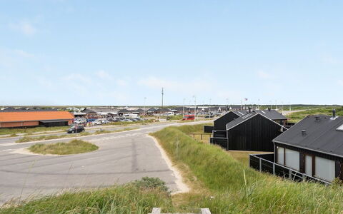 Elara - 200M from the Sea: Arbusto, Diseño Urbano, Cobertura Del Suelo, Ladrillo, Departamento, Inmuebles, Enladrillado, Balcón, Paisajismo