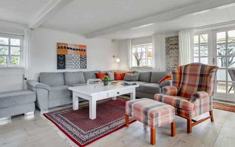 Edelgard - 4.5Km from the Sea: Mueble, Sofá, Diseño De Interiores, Sala, Techo, Mesa, Casa, Suelo, Departamento