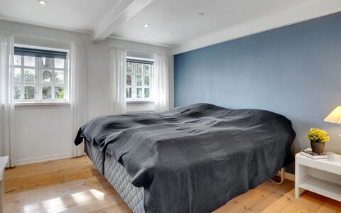 Edelgard - 4.5Km from the Sea: Piso, Habitación, Suelo, Diseño De Interiores, Madera, Cama, Techo, Sábana, Lecho, Mueble