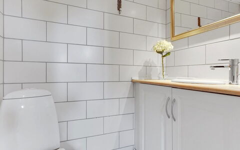 Edelgard - 4.5Km from the Sea: Pared, Piso, Suelo, Diseño De Interiores, Baño, Arreglo De Tubería, Loseta, Plomería, Baño