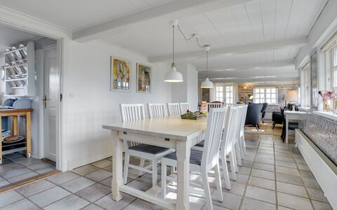 Edelgard - 4.5Km from the Sea: Mueble, Piso, Suelo, Diseño De Interiores, Madera, Techo, Mesa, Cocina Y Comedor Mesa, Suelos De Madera, Comedor