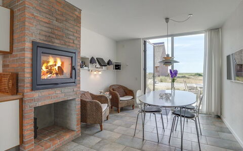 Helgo - 250M from the Sea: Madera, Piso, Mueble, Ladrillo, Suelo, Hogar, Enladrillado, Sala, Silla, Manchas De Madera