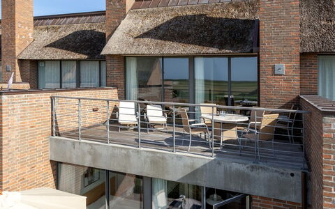Helgo - 250M from the Sea: Casa, Material Compuesto, Departamento, Ladrillo, Balcón, Mueble Para Exteriores, Silla, Enladrillado, Sombra