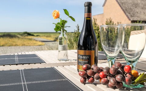 Helgo - 250M from the Sea: Mueble, Botella, Vino, Botella De Vidrio, Comida, Botella De Vino, Silla, Utensilios Para Servir