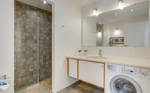 Helgo - 250M from the Sea: Piso, Diseño De Interiores, Pared, Suelo, Arreglo De Tubería, Techo, Mueble De Baño, Lámpara, Baño, Encendiendo