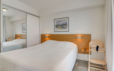 Helgo - 250M from the Sea: Diseño De Interiores, Cama, Madera, Habitación, Piso, Mueble, Techo, Suelo, Sábana, Departamento