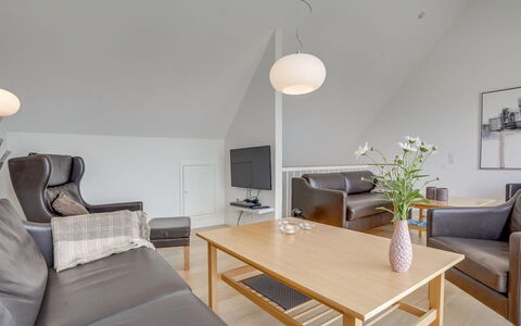 Helgo - 250M from the Sea: Mueble, Diseño De Interiores, Piso, Pared, Techo, Sofá, Suelo, Madera, Lámpara, Sala