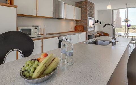 Helgo - 250M from the Sea: Mostrador, Cocina, Diseño De Interiores, Gabinetes, Mueble, Piso, Aparato De Cocina, Techo, Lámpara, Encendiendo
