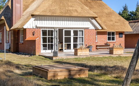 Harpa - 2.5Km from the Sea: Madera, Casa, Porche, Cubierta, Madera Dura, Techo, Manchas De Madera, Suelos De Madera, Eco Hotel