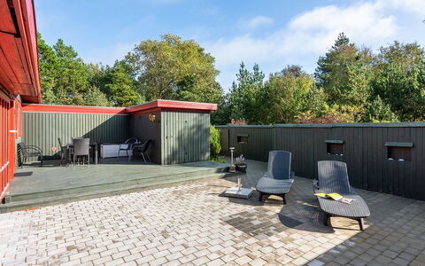 Eliane - 4Km from the Sea: Material Compuesto, Mueble, Jardín, Mueble Para Exteriores, Sombra, Patio Interior, Piscina, Yarda, Manchas De Madera, Cubierta
