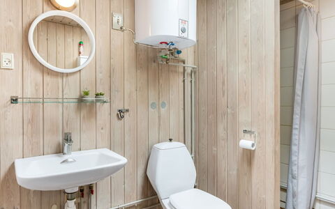 Eliane - 4Km from the Sea: Baño, Asiento Del Baño, Arreglo De Tubería, Pared, Baño, Lavabo Del Baño, Piso, Diseño De Interiores, Lavabo, Suelo