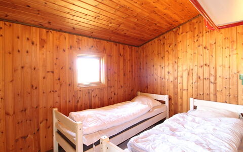 Rami - from the Sea: Madera, Habitación, Suelo, Piso, Techo, Diseño De Interiores, Cama, Manchas De Madera, Habitación, Madera Dura