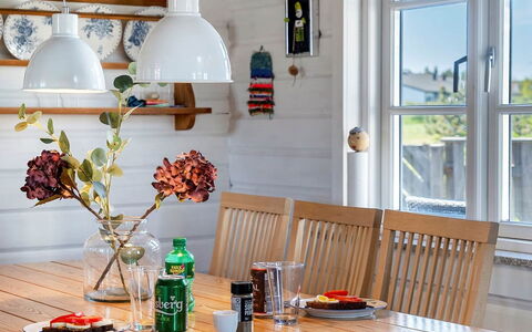 Algea - 300M from the Sea: Mueble, Madera, Diseño De Interiores, Piso, Mesa, Suelo, Lámpara, Cocina Y Comedor Mesa, Comedor, Encendiendo