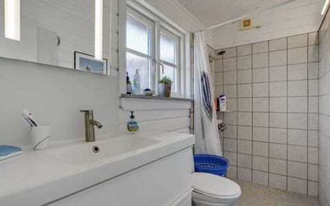 Algea - 300M from the Sea: Piso, Arreglo De Tubería, Suelo, Baño, Plomería, Lavabo, Grifo, Loseta, Baño, Mueble De Baño
