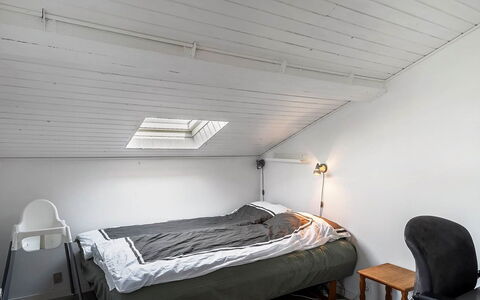Algea - 300M from the Sea: Techo, Suelo, Madera, Piso, Diseño De Interiores, Habitación, Mueble, Cama, Encendiendo, Sábana