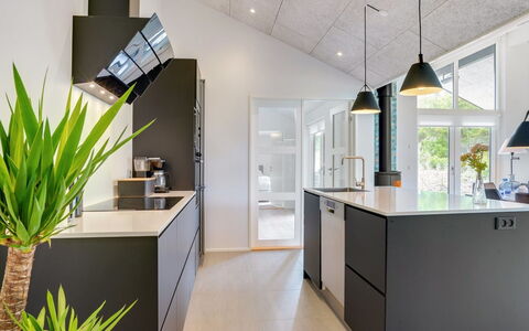 Antonina - 800M from the Sea: Cocina, Diseño De Interiores, Mostrador, Piso, Mueble, Lámpara, Techo, Aparato De Cocina, Madera, Gabinetes