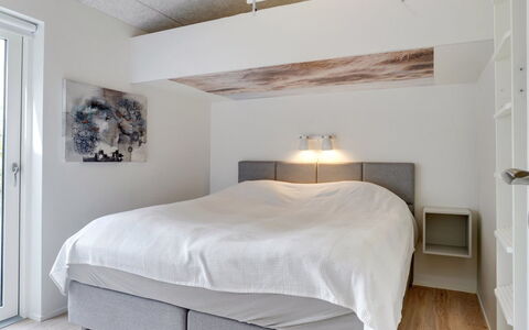 Antonina - 800M from the Sea: Cama, Mueble, Habitación, Diseño De Interiores, Lecho, Sábana, Madera, Techo, Piso, Suelo