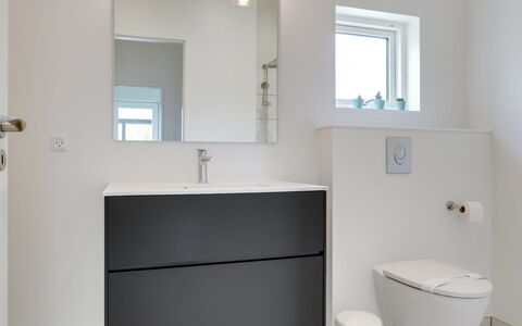 Antonina - 800M from the Sea: Baño, Arreglo De Tubería, Piso, Diseño De Interiores, Suelo, Lavabo Del Baño, Mueble De Baño, Lavabo, Baño, Asiento Del Baño