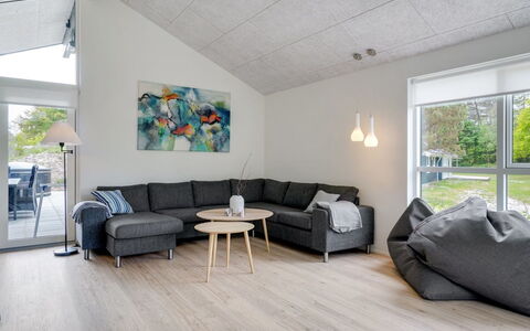 Antonina - 800M from the Sea: Piso, Madera, Suelo, Diseño De Interiores, Suelos De Madera, Mueble, Techo, Sala, Sofá, Casa
