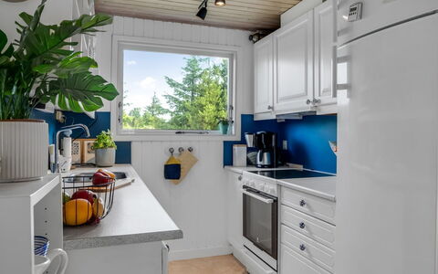 Lykka - 950M from the Sea: Aparato De Cocina, Cocina, Electrodoméstico, Mostrador, Diseño De Interiores, Electrodoméstico, Gabinetes, Refrigerador, Estufa De Cocina, Encendiendo