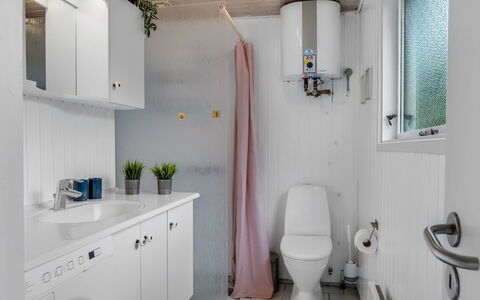 Lykka - 950M from the Sea: Arreglo De Tubería, Piso, Diseño De Interiores, Baño, Suelo, Lavabo, Baño, Grifo, Plomería, Habitación