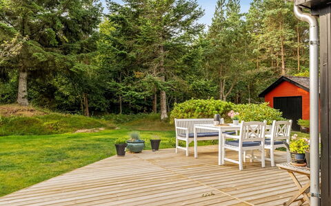 Lykka - 950M from the Sea: Madera, Arbusto, Jardín, El Terreno Del Lote, Cubierta, Cobertura Del Suelo, Madera Dura, Mueble Para Exteriores, Suelos De Madera