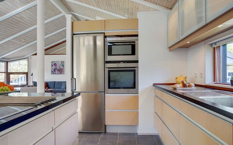 Angja - 800M from the Sea: Cocina, Mostrador, Diseño De Interiores, Piso, Aparato De Cocina, Madera, Gabinetes, Electrodoméstico, Techo, Suelo