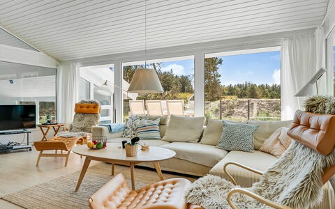 Gladis - 900M from the Sea: Mueble, Diseño De Interiores, Madera, Sofá, Piso, Techo, Sala, Casa, Suelo, Encendiendo