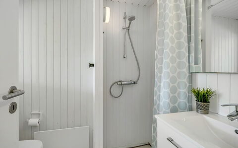 Gladis - 900M from the Sea: Baño, Arreglo De Tubería, Pared, Diseño De Interiores, Piso, Baño, Mueble De Baño, Suelo, Lavabo Del Baño, Lavabo