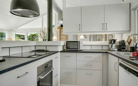 Gladis - 900M from the Sea: Cocina, Mostrador, Aparato De Cocina, Gabinetes, Diseño De Interiores, Electrodoméstico, Mueble, Electrodoméstico, Piso, Techo
