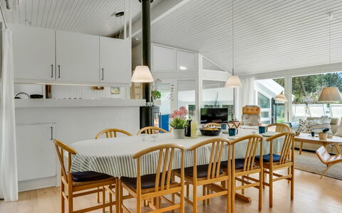 Gladis - 900M from the Sea: Madera, Diseño De Interiores, Mueble, Techo, Piso, Silla, Suelo, Cocina Y Comedor Mesa, Lámpara, Comedor
