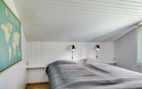 Gladis - 900M from the Sea: Habitación, Piso, Suelo, Madera, Cama, Techo, Lecho, Sábana, Diseño De Interiores, Marco De La Cama