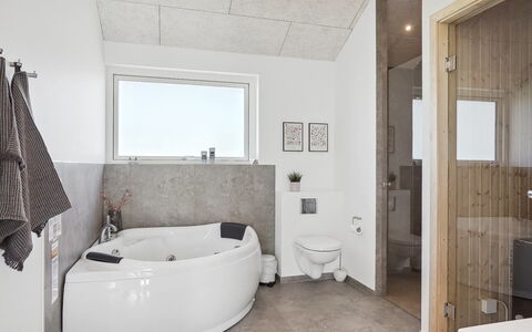 Fredrika - 1.5Km from the Sea: Arreglo De Tubería, Piso, Diseño De Interiores, Suelo, Techo, Bañera, Habitación, Encendiendo, Plomería, Baño