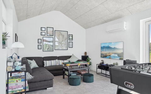 Fredrika - 1.5Km from the Sea: Mueble, Diseño De Interiores, Sofá, Piso, Techo, Suelo, Habitación, Sala, Encendiendo